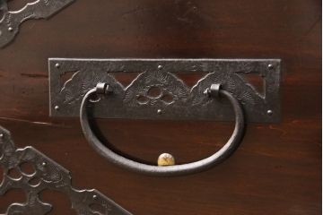 佐渡箪笥をリペア&カスタム!天板補強と背面に配線用の穴加工を施し、角脚の取り付け。金具は黒染めし、本体は現状に近しい色味に着色し仕上げ。(衣装箪笥、時代箪笥、リビングボード、チェスト、引き出し、テレビ台、テレビボード)