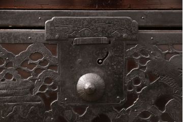 佐渡箪笥をリペア&カスタム!天板補強と背面に配線用の穴加工を施し、角脚の取り付け。金具は黒染めし、本体は現状に近しい色味に着色し仕上げ。(衣装箪笥、時代箪笥、リビングボード、チェスト、引き出し、テレビ台、テレビボード)