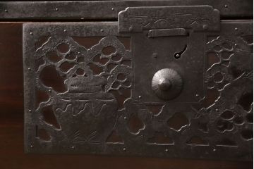 佐渡箪笥をリペア&カスタム!天板補強と背面に配線用の穴加工を施し、角脚の取り付け。金具は黒染めし、本体は現状に近しい色味に着色し仕上げ。(衣装箪笥、時代箪笥、リビングボード、チェスト、引き出し、テレビ台、テレビボード)