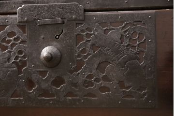 佐渡箪笥をリペア&カスタム!天板補強と背面に配線用の穴加工を施し、角脚の取り付け。金具は黒染めし、本体は現状に近しい色味に着色し仕上げ。(衣装箪笥、時代箪笥、リビングボード、チェスト、引き出し、テレビ台、テレビボード)