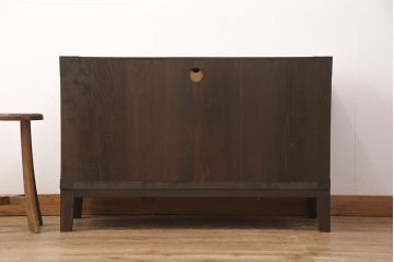 佐渡箪笥をリペア&カスタム!天板補強と背面に配線用の穴加工を施し、角脚の取り付け。金具は黒染めし、本体は現状に近しい色味に着色し仕上げ。(衣装箪笥、時代箪笥、リビングボード、チェスト、引き出し、テレビ台、テレビボード)