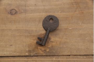 佐渡箪笥をリペア&カスタム!天板補強と背面に配線用の穴加工を施し、角脚の取り付け。金具は黒染めし、本体は現状に近しい色味に着色し仕上げ。(衣装箪笥、時代箪笥、リビングボード、チェスト、引き出し、テレビ台、テレビボード)