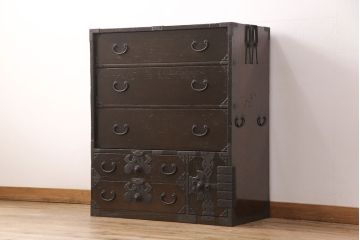 明治期の衣装箪笥の見た目を変えずに綺麗にリペア!金具の錆は黒染め。1トーン落ち着いた色味に着色し仕上げ。(収納箪笥、和タンス、時代箪笥)