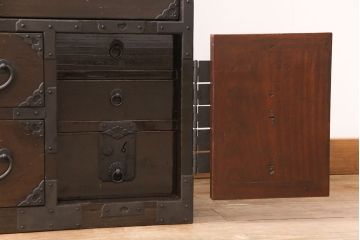 明治期の衣装箪笥の見た目を変えずに綺麗にリペア!金具の錆は黒染め。1トーン落ち着いた色味に着色し仕上げ。(収納箪笥、和タンス、時代箪笥)