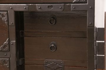 明治期の衣装箪笥の見た目を変えずに綺麗にリペア!金具の錆は黒染め。1トーン落ち着いた色味に着色し仕上げ。(収納箪笥、和タンス、時代箪笥)