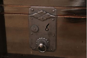 明治期の衣装箪笥の見た目を変えずに綺麗にリペア!金具の錆は黒染め。1トーン落ち着いた色味に着色し仕上げ。(収納箪笥、和タンス、時代箪笥)