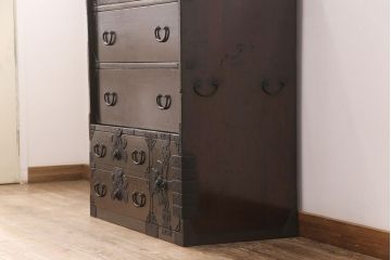 明治期の衣装箪笥の見た目を変えずに綺麗にリペア!金具の錆は黒染め。1トーン落ち着いた色味に着色し仕上げ。(収納箪笥、和タンス、時代箪笥)