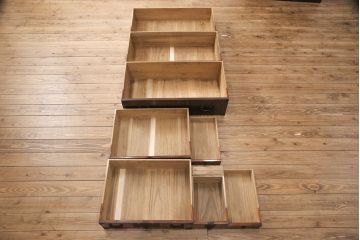 明治期の衣装箪笥の見た目を変えずに綺麗にリペア!金具の錆は黒染め。1トーン落ち着いた色味に着色し仕上げ。(収納箪笥、和タンス、時代箪笥)