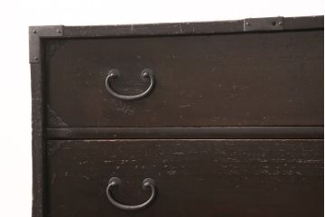 明治期の衣装箪笥の見た目を変えずに綺麗にリペア!金具の錆は黒染め。1トーン落ち着いた色味に着色し仕上げ。(収納箪笥、和タンス、時代箪笥)