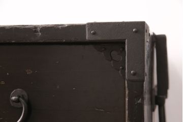 明治期の衣装箪笥の見た目を変えずに綺麗にリペア!金具の錆は黒染め。1トーン落ち着いた色味に着色し仕上げ。(収納箪笥、和タンス、時代箪笥)