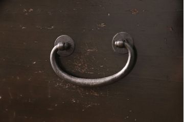 明治期の衣装箪笥の見た目を変えずに綺麗にリペア!金具の錆は黒染め。1トーン落ち着いた色味に着色し仕上げ。(収納箪笥、和タンス、時代箪笥)