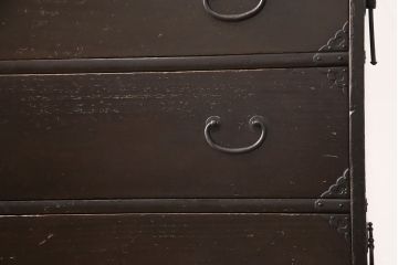 明治期の衣装箪笥の見た目を変えずに綺麗にリペア!金具の錆は黒染め。1トーン落ち着いた色味に着色し仕上げ。(収納箪笥、和タンス、時代箪笥)
