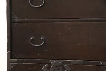 明治期の衣装箪笥の見た目を変えずに綺麗にリペア!金具の錆は黒染め。1トーン落ち着いた色味に着色し仕上げ。(収納箪笥、和タンス、時代箪笥)