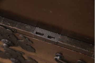 明治期の衣装箪笥の見た目を変えずに綺麗にリペア!金具の錆は黒染め。1トーン落ち着いた色味に着色し仕上げ。(収納箪笥、和タンス、時代箪笥)