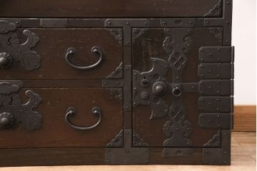明治期の衣装箪笥の見た目を変えずに綺麗にリペア!金具の錆は黒染め。1トーン落ち着いた色味に着色し仕上げ。(収納箪笥、和タンス、時代箪笥)