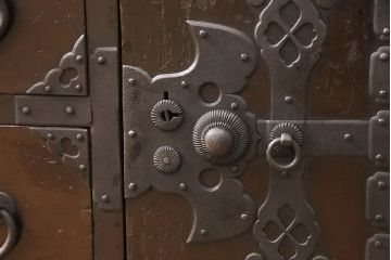 明治期の衣装箪笥の見た目を変えずに綺麗にリペア!金具の錆は黒染め。1トーン落ち着いた色味に着色し仕上げ。(収納箪笥、和タンス、時代箪笥)