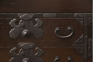 明治期の衣装箪笥の見た目を変えずに綺麗にリペア!金具の錆は黒染め。1トーン落ち着いた色味に着色し仕上げ。(収納箪笥、和タンス、時代箪笥)