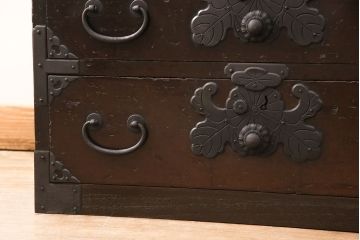 明治期の衣装箪笥の見た目を変えずに綺麗にリペア!金具の錆は黒染め。1トーン落ち着いた色味に着色し仕上げ。(収納箪笥、和タンス、時代箪笥)