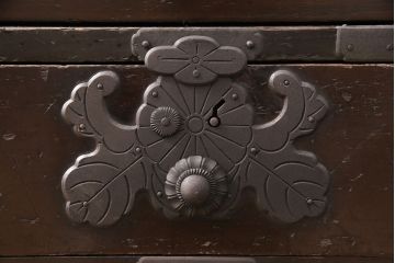 明治期の衣装箪笥の見た目を変えずに綺麗にリペア!金具の錆は黒染め。1トーン落ち着いた色味に着色し仕上げ。(収納箪笥、和タンス、時代箪笥)