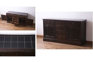 北海道民芸角のサイドボードをリペア&カスタム!天然御影石を使用したタイルトップ天板を取り付け、黄味がかった濃い茶色に着色し仕上げ。(収納棚、カウンター)