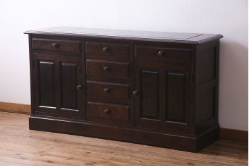 北海道民芸角のサイドボードをリペア&カスタム!天然御影石を使用したタイルトップ天板を取り付け、黄味がかった濃い茶色に着色し仕上げ。(収納棚、カウンター)