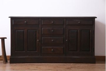 北海道民芸角のサイドボードをリペア&カスタム!天然御影石を使用したタイルトップ天板を取り付け、黄味がかった濃い茶色に着色し仕上げ。(収納棚、カウンター)