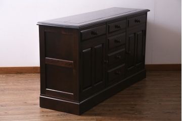 北海道民芸角のサイドボードをリペア&カスタム!天然御影石を使用したタイルトップ天板を取り付け、黄味がかった濃い茶色に着色し仕上げ。(収納棚、カウンター)