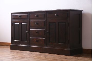 北海道民芸角のサイドボードをリペア&カスタム!天然御影石を使用したタイルトップ天板を取り付け、黄味がかった濃い茶色に着色し仕上げ。(収納棚、カウンター)