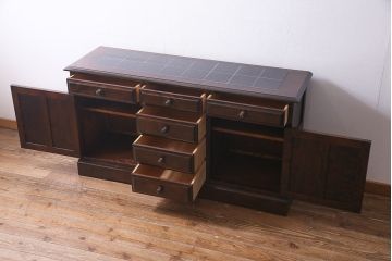 北海道民芸角のサイドボードをリペア&カスタム!天然御影石を使用したタイルトップ天板を取り付け、黄味がかった濃い茶色に着色し仕上げ。(収納棚、カウンター)