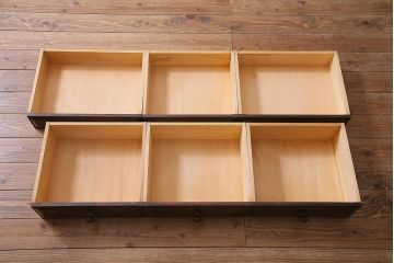 北海道民芸角のサイドボードをリペア&カスタム!天然御影石を使用したタイルトップ天板を取り付け、黄味がかった濃い茶色に着色し仕上げ。(収納棚、カウンター)