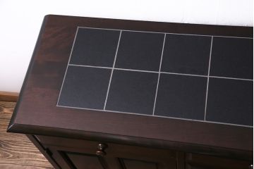 北海道民芸角のサイドボードをリペア&カスタム!天然御影石を使用したタイルトップ天板を取り付け、黄味がかった濃い茶色に着色し仕上げ。(収納棚、カウンター)