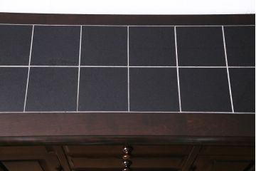 北海道民芸角のサイドボードをリペア&カスタム!天然御影石を使用したタイルトップ天板を取り付け、黄味がかった濃い茶色に着色し仕上げ。(収納棚、カウンター)