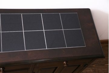 北海道民芸角のサイドボードをリペア&カスタム!天然御影石を使用したタイルトップ天板を取り付け、黄味がかった濃い茶色に着色し仕上げ。(収納棚、カウンター)