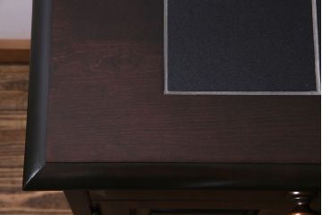 北海道民芸角のサイドボードをリペア&カスタム!天然御影石を使用したタイルトップ天板を取り付け、黄味がかった濃い茶色に着色し仕上げ。(収納棚、カウンター)