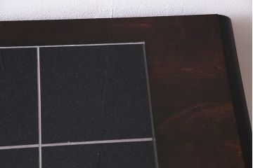 北海道民芸角のサイドボードをリペア&カスタム!天然御影石を使用したタイルトップ天板を取り付け、黄味がかった濃い茶色に着色し仕上げ。(収納棚、カウンター)