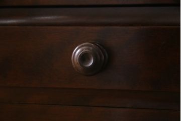 北海道民芸角のサイドボードをリペア&カスタム!天然御影石を使用したタイルトップ天板を取り付け、黄味がかった濃い茶色に着色し仕上げ。(収納棚、カウンター)