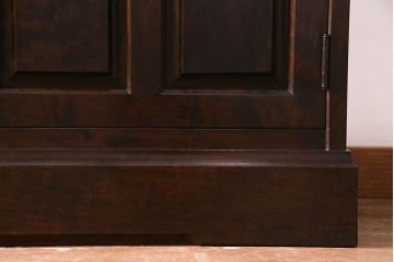 北海道民芸角のサイドボードをリペア&カスタム!天然御影石を使用したタイルトップ天板を取り付け、黄味がかった濃い茶色に着色し仕上げ。(収納棚、カウンター)