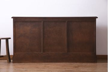 北海道民芸角のサイドボードをリペア&カスタム!天然御影石を使用したタイルトップ天板を取り付け、黄味がかった濃い茶色に着色し仕上げ。(収納棚、カウンター)