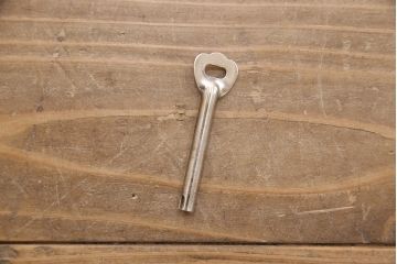 総桐箪笥の見た目を変えずに綺麗にリペア!木地色仕上げ。(桐たんす、和タンス、洋服タンス、衣装箪笥)