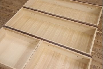 民芸箪笥をリペア&カスタム!3段から2段へ段数を変更しローボードにリメイク。天板を新たに製作。1トーン落ち着いた色味に着色し仕上げ。(トーチェスト、テレビ台、テレビボード、引き出し)