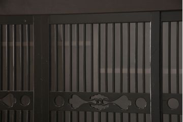明治期の九尺収納箪笥をリペア&カスタム!取り外し可能な棚板を設置。引き戸の板をクリアガラスに変更し、現状に近しい色味に着色し仕上げ。(水屋箪笥、食器棚、収納棚、戸棚、キャビネット)