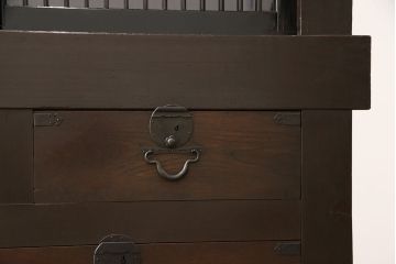 明治期の九尺収納箪笥をリペア&カスタム!取り外し可能な棚板を設置。引き戸の板をクリアガラスに変更し、現状に近しい色味に着色し仕上げ。(水屋箪笥、食器棚、収納棚、戸棚、キャビネット)