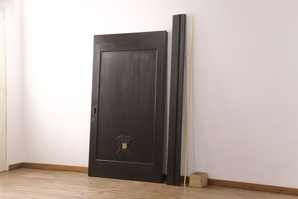 明治大正期の蔵戸をリペア&カスタム!戸車、鍵、裏面に葵引手を取り付け。新たに戸枠を製作。濃い茶色の色味に着色し、外部塗装仕上げ。(引き戸、玄関戸、建具)