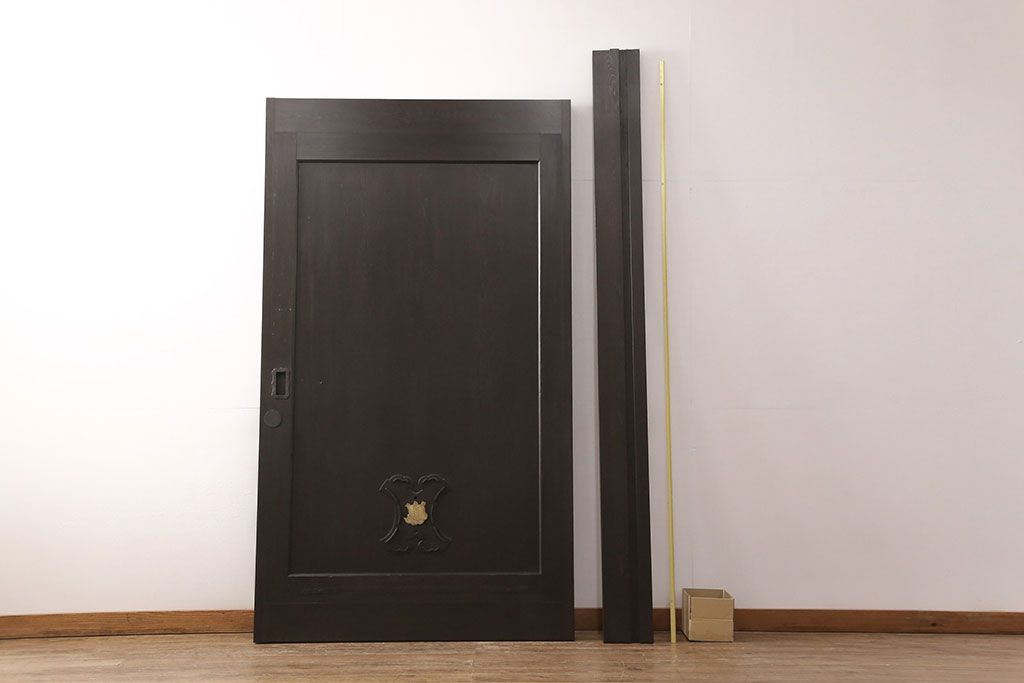 明治大正期の蔵戸をリペア&カスタム!戸車、鍵、裏面に葵引手を取り付け。新たに戸枠を製作。濃い茶色の色味に着色し、外部塗装仕上げ。(引き戸、玄関戸、建具)