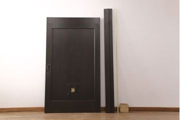 明治大正期の蔵戸をリペア&カスタム!戸車、鍵、裏面に葵引手を取り付け。新たに戸枠を製作。濃い茶色の色味に着色し、外部塗装仕上げ。(引き戸、玄関戸、建具)