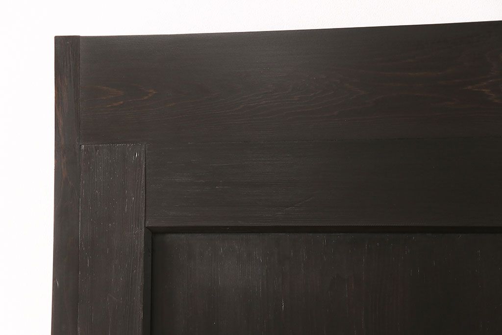 明治大正期の蔵戸をリペア&カスタム!戸車、鍵、裏面に葵引手を取り付け。新たに戸枠を製作。濃い茶色の色味に着色し、外部塗装仕上げ。(引き戸、玄関戸、建具)