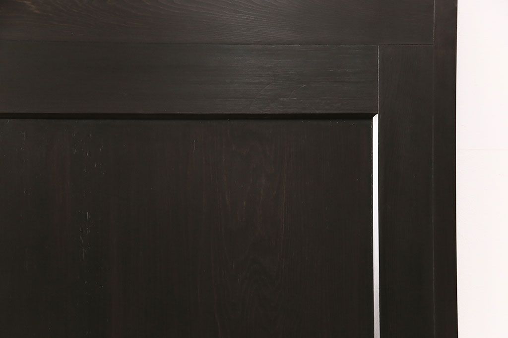 明治大正期の蔵戸をリペア&カスタム!戸車、鍵、裏面に葵引手を取り付け。新たに戸枠を製作。濃い茶色の色味に着色し、外部塗装仕上げ。(引き戸、玄関戸、建具)