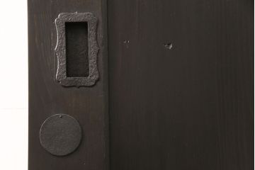 明治大正期の蔵戸をリペア&カスタム!戸車、鍵、裏面に葵引手を取り付け。新たに戸枠を製作。濃い茶色の色味に着色し、外部塗装仕上げ。(引き戸、玄関戸、建具)