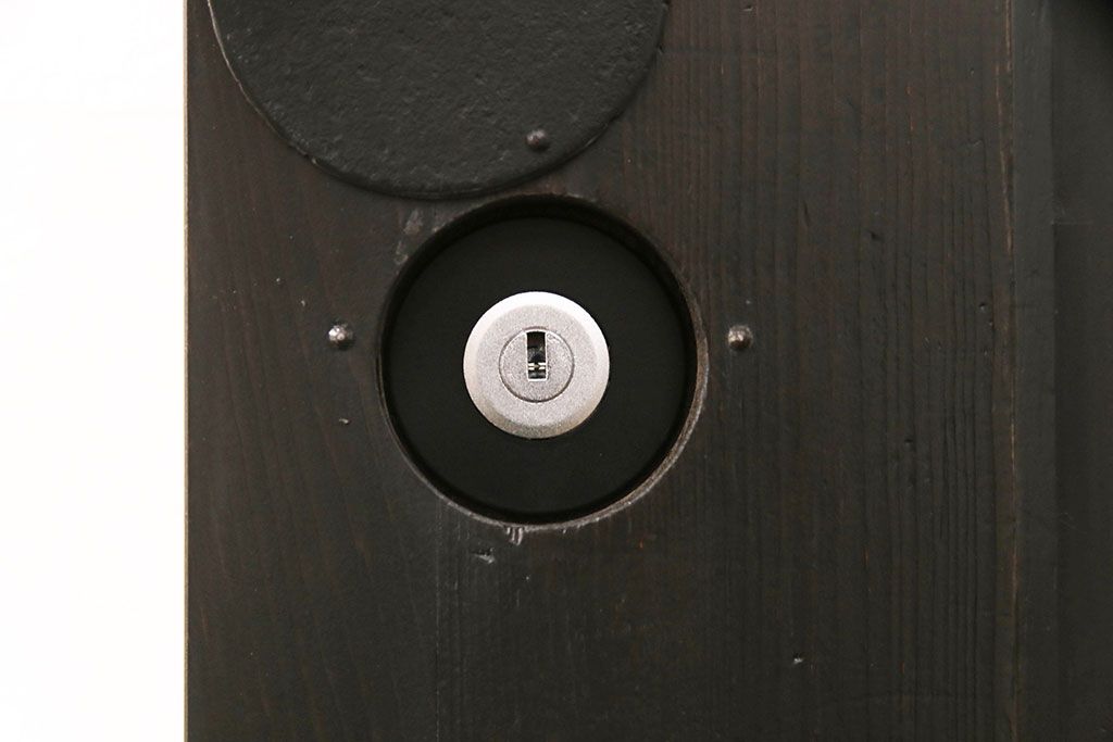 明治大正期の蔵戸をリペア&カスタム!戸車、鍵、裏面に葵引手を取り付け。新たに戸枠を製作。濃い茶色の色味に着色し、外部塗装仕上げ。(引き戸、玄関戸、建具)