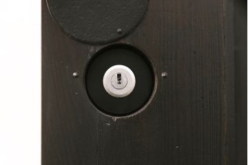 明治大正期の蔵戸をリペア&カスタム!戸車、鍵、裏面に葵引手を取り付け。新たに戸枠を製作。濃い茶色の色味に着色し、外部塗装仕上げ。(引き戸、玄関戸、建具)